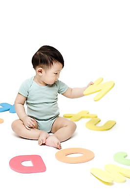 포토 JPG 스튜디오촬영 전신 문자 알파벳 영어 응시 어린이교육 교육 남자 어린이라이프 놀이 실내 영어교육 한명 들기 누끼 사람 앉기 동양인 앞모습 장난감 놀이용품 블록 한국인 아기 호기심 글자교육 조기교육 남자만 남자한명만 아기만 남자아기만 남자아기한명만 국내포토 1 라이프스타일 시선 감정 어린이 뷰포인트 컨셉 모션 인종 내부 오브젝트 파일형식