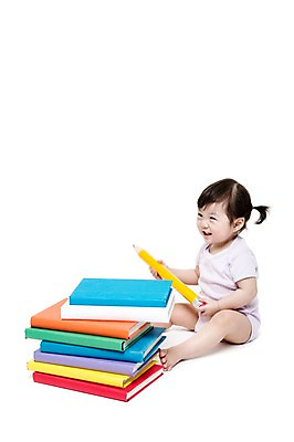 포토 JPG 스튜디오촬영 전신 응시 여자 어린이교육 교육 어린이라이프 실내 한명 미소 웃음 들기 누끼 사람 앉기 동양인 옆모습 책 연필 쌓기 한국인 아기 여자만 여자한명만 아기만 여자아기만 여자아기한명만 국내포토 1 라이프스타일 시선 어린이 뷰포인트 모션 학용품 표정 인종 내부 필기구 파일형식