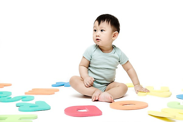 포토 JPG 스튜디오촬영 전신 문자 알파벳 영어 응시 어린이교육 교육 남자 어린이라이프 놀이 실내 영어교육 한명 누끼 사람 앉기 동양인 앞모습 장난감 놀이용품 블록 한국인 아기 글자교육 조기교육 남자만 남자한명만 아기만 남자아기만 남자아기한명만 국내포토 1 라이프스타일 시선 어린이 뷰포인트 모션 인종 내부 오브젝트 파일형식