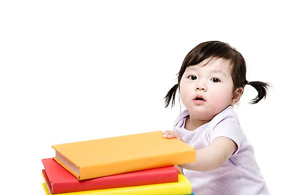 포토 JPG 스튜디오촬영 여자 어린이교육 교육 어린이라이프 실내 한명 누끼 사람 동양인 상반신 옆모습 책 독서 쌓기 한국인 아기 여자만 여자한명만 아기만 여자아기만 여자아기한명만 국내포토 1 라이프스타일 어린이 뷰포인트 모션 인종 내부 파일형식