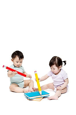 포토 JPG 스튜디오촬영 전신 여자 어린이교육 교육 남자 어린이라이프 실내 들기 누끼 사람 앉기 동양인 두명 책 연필 한국인 아기 아기만 국내포토 라이프스타일 어린이 모션 학용품 인종 내부 필기구 파일형식