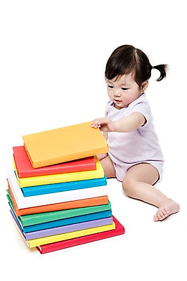 포토 JPG 스튜디오촬영 전신 여자 어린이교육 교육 어린이라이프 실내 한명 누끼 사람 앉기 동양인 옆모습 책 독서 쌓기 한국인 아기 여자만 여자한명만 아기만 여자아기만 여자아기한명만 국내포토 1 라이프스타일 어린이 뷰포인트 모션 인종 내부 파일형식