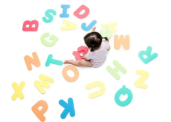 포토 JPG 스튜디오촬영 전신 문자 알파벳 영어 여자 어린이교육 교육 어린이라이프 놀이 실내 영어교육 한명 누끼 사람 앉기 동양인 뒷모습 하이앵글 장난감 놀이용품 블록 한국인 아기 글자교육 조기교육 여자만 여자한명만 아기만 여자아기만 여자아기한명만 국내포토 1 라이프스타일 어린이 뷰포인트 모션 인종 내부 오브젝트 파일형식