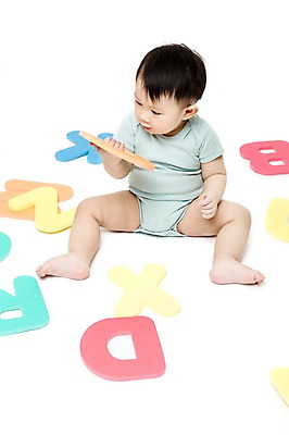 포토 JPG 스튜디오촬영 전신 문자 알파벳 영어 응시 어린이교육 교육 남자 어린이라이프 놀이 실내 영어교육 한명 들기 누끼 사람 앉기 동양인 앞모습 장난감 놀이용품 블록 한국인 아기 호기심 글자교육 조기교육 남자만 남자한명만 아기만 남자아기만 남자아기한명만 국내포토 1 라이프스타일 시선 감정 어린이 뷰포인트 컨셉 모션 인종 내부 오브젝트 파일형식