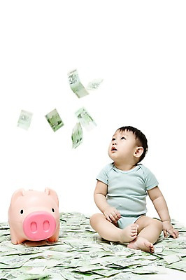 포토 JPG 스튜디오촬영 전신 남자 어린이라이프 지폐 돈 날리기 실내 한명 누끼 사람 앉기 동양인 앞모습 금융 경제 저축 한국인 돼지저금통 저금통 올려보기 아기 절약 원화 만원 어린이경제 돈벼락 남자만 남자한명만 아기만 남자아기만 남자아기한명만 국내포토 1 라이프스타일 어린이 뷰포인트 컨셉 모션 인종 내부 재산 파일형식