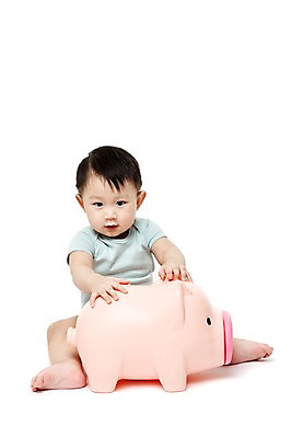 포토 JPG 스튜디오촬영 전신 남자 어린이라이프 실내 한명 누끼 사람 앉기 동양인 앞모습 금융 경제 저축 한국인 돼지저금통 저금통 아기 절약 어린이경제 남자만 남자한명만 아기만 남자아기만 남자아기한명만 국내포토 1 라이프스타일 어린이 뷰포인트 컨셉 모션 인종 내부 파일형식