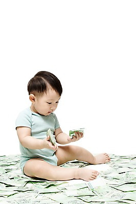 포토 JPG 스튜디오촬영 전신 응시 남자 어린이라이프 지폐 돈 실내 한명 들기 누끼 사람 앉기 동양인 옆모습 금융 경제 한국인 아기 원화 만원 호기심 어린이경제 남자만 남자한명만 아기만 남자아기만 남자아기한명만 국내포토 1 라이프스타일 시선 감정 어린이 뷰포인트 컨셉 모션 인종 내부 재산 파일형식