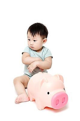 포토 JPG 스튜디오촬영 전신 응시 남자 어린이라이프 실내 한명 누끼 사람 앉기 동양인 앞모습 금융 경제 저축 한국인 돼지저금통 저금통 아기 절약 어린이경제 남자만 남자한명만 아기만 남자아기만 남자아기한명만 국내포토 1 라이프스타일 시선 어린이 뷰포인트 컨셉 모션 인종 내부 파일형식