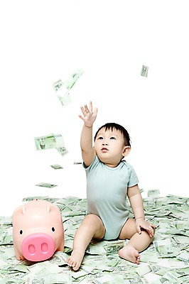 포토 JPG 스튜디오촬영 전신 남자 어린이라이프 지폐 돈 날리기 실내 한명 누끼 사람 앉기 동양인 앞모습 금융 경제 저축 한국인 돼지저금통 저금통 올려보기 아기 절약 원화 만원 어린이경제 돈벼락 남자만 남자한명만 아기만 남자아기만 남자아기한명만 국내포토 1 라이프스타일 어린이 뷰포인트 컨셉 모션 인종 내부 재산 파일형식