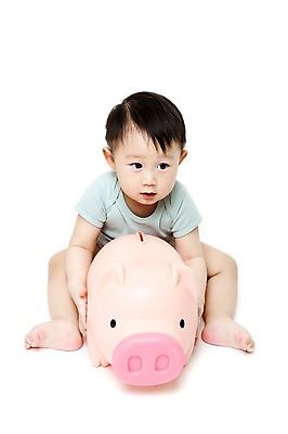 포토 JPG 스튜디오촬영 전신 남자 어린이라이프 실내 한명 누끼 사람 앉기 동양인 앞모습 금융 경제 저축 한국인 돼지저금통 저금통 아기 절약 어린이경제 남자만 남자한명만 아기만 남자아기만 남자아기한명만 국내포토 1 라이프스타일 어린이 뷰포인트 컨셉 모션 인종 내부 파일형식