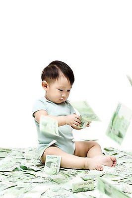 포토 JPG 스튜디오촬영 전신 응시 남자 어린이라이프 지폐 돈 날리기 실내 한명 누끼 사람 앉기 동양인 앞모습 금융 경제 한국인 아기 원화 만원 어린이경제 돈벼락 남자만 남자한명만 아기만 남자아기만 남자아기한명만 국내포토 1 라이프스타일 시선 어린이 뷰포인트 모션 인종 내부 재산 파일형식