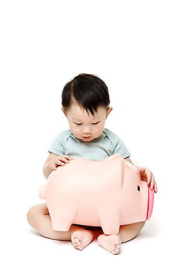 포토 JPG 스튜디오촬영 전신 응시 남자 어린이라이프 실내 한명 누끼 사람 앉기 동양인 앞모습 금융 경제 저축 한국인 돼지저금통 저금통 아기 절약 어린이경제 남자만 남자한명만 아기만 남자아기만 남자아기한명만 국내포토 1 라이프스타일 시선 어린이 뷰포인트 컨셉 모션 인종 내부 파일형식