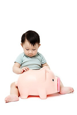 포토 JPG 스튜디오촬영 전신 응시 남자 어린이라이프 실내 한명 누끼 사람 앉기 동양인 앞모습 금융 경제 저축 한국인 돼지저금통 저금통 아기 절약 어린이경제 남자만 남자한명만 아기만 남자아기만 남자아기한명만 국내포토 1 라이프스타일 시선 어린이 뷰포인트 컨셉 모션 인종 내부 파일형식