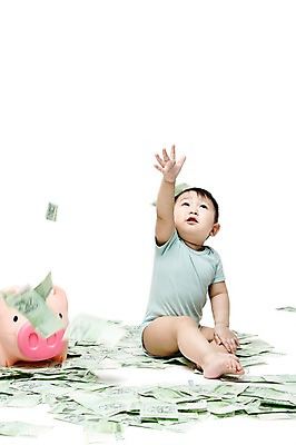 포토 JPG 스튜디오촬영 전신 남자 어린이라이프 지폐 돈 날리기 실내 한명 누끼 사람 앉기 동양인 금융 경제 저축 한국인 돼지저금통 저금통 올려보기 아기 절약 원화 만원 어린이경제 돈벼락 남자만 남자한명만 아기만 남자아기만 남자아기한명만 국내포토 1 라이프스타일 어린이 컨셉 모션 인종 내부 재산 파일형식