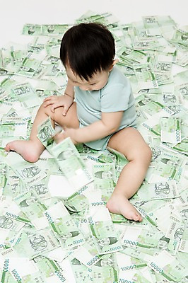 포토 JPG 스튜디오촬영 전신 응시 남자 어린이라이프 지폐 돈 실내 한명 사람 앉기 동양인 앞모습 금융 경제 한국인 아기 원화 만원 어린이경제 남자만 남자한명만 아기만 남자아기만 남자아기한명만 국내포토 1 라이프스타일 시선 어린이 뷰포인트 모션 인종 내부 재산 파일형식