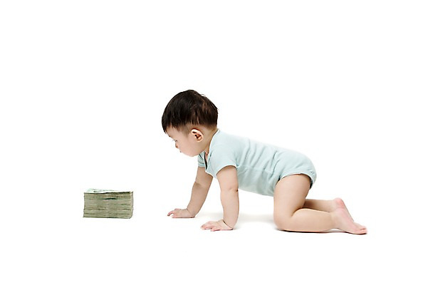 포토 JPG 스튜디오촬영 전신 남자 어린이라이프 엎드리기 지폐 돈 실내 한명 누끼 사람 동양인 옆모습 금융 경제 한국인 아기 원화 만원 돈다발 호기심 어린이경제 기어가기 남자만 남자한명만 아기만 남자아기만 남자아기한명만 국내포토 1 라이프스타일 감정 어린이 뷰포인트 컨셉 모션 인종 내부 재산 파일형식