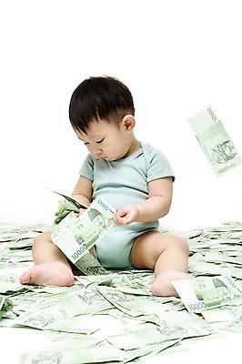 포토 JPG 스튜디오촬영 전신 응시 남자 어린이라이프 지폐 돈 날리기 실내 한명 누끼 사람 앉기 동양인 앞모습 금융 경제 한국인 아기 원화 만원 어린이경제 돈벼락 남자만 남자한명만 아기만 남자아기만 남자아기한명만 국내포토 1 라이프스타일 시선 어린이 뷰포인트 모션 인종 내부 재산 파일형식