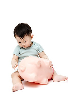 포토 JPG 스튜디오촬영 전신 응시 남자 어린이라이프 실내 한명 누끼 사람 앉기 동양인 앞모습 금융 경제 저축 한국인 돼지저금통 저금통 아기 절약 어린이경제 남자만 남자한명만 아기만 남자아기만 남자아기한명만 국내포토 1 라이프스타일 시선 어린이 뷰포인트 컨셉 모션 인종 내부 파일형식