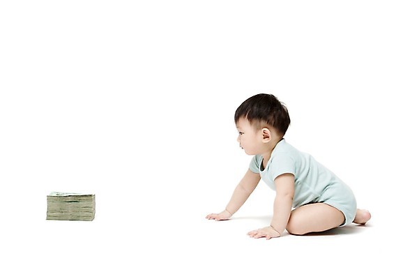 포토 JPG 스튜디오촬영 전신 남자 어린이라이프 엎드리기 지폐 돈 실내 한명 누끼 사람 앉기 동양인 옆모습 금융 경제 한국인 아기 원화 만원 돈다발 호기심 어린이경제 남자만 남자한명만 아기만 남자아기만 남자아기한명만 국내포토 1 라이프스타일 감정 어린이 뷰포인트 컨셉 모션 인종 내부 재산 파일형식