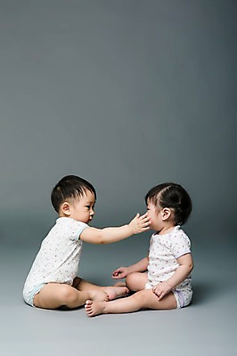 포토 JPG 스튜디오촬영 전신 여자 남자 어린이라이프 놀이 회색배경 실내 사람 앉기 동양인 두명 옆모습 마주보기 한국인 아기 아기만 국내포토 라이프스타일 어린이 뷰포인트 백그라운드 모션 인종 내부 회색 파일형식