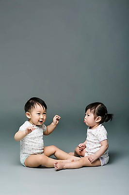 포토 JPG 스튜디오촬영 전신 여자 남자 어린이라이프 놀이 회색배경 실내 미소 웃음 사람 앉기 동양인 두명 옆모습 마주보기 한국인 아기 아기만 국내포토 라이프스타일 어린이 뷰포인트 백그라운드 모션 표정 인종 내부 회색 파일형식