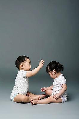 포토 JPG 스튜디오촬영 전신 여자 남자 어린이라이프 놀이 회색배경 실내 사람 앉기 동양인 두명 옆모습 마주보기 한국인 아기 아기만 국내포토 라이프스타일 어린이 뷰포인트 백그라운드 모션 인종 내부 회색 파일형식