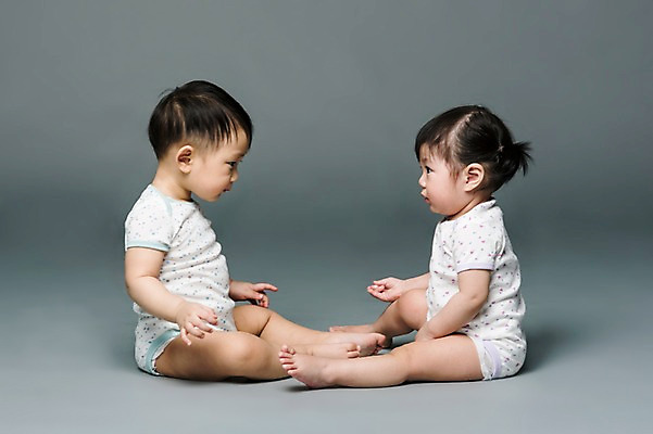 포토 JPG 스튜디오촬영 전신 여자 남자 어린이라이프 놀이 회색배경 실내 사람 앉기 동양인 두명 옆모습 마주보기 한국인 아기 아기만 국내포토 라이프스타일 어린이 뷰포인트 백그라운드 모션 인종 내부 회색 파일형식