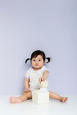 포토 JPG 스튜디오촬영 전신 여자 어린이라이프 인형 놀이 실내 한명 사람 앉기 동양인 앞모습 상자 곰인형 한국인 아기 인형놀이 보라색배경 여자만 여자한명만 아기만 여자아기만 여자아기한명만 국내포토 1 라이프스타일 어린이 뷰포인트 백그라운드 모션 인종 내부 보라색 파일형식