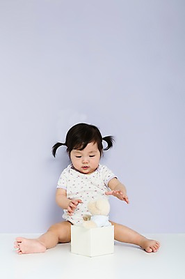 포토 JPG 스튜디오촬영 전신 응시 여자 어린이라이프 인형 놀이 실내 한명 사람 앉기 동양인 앞모습 상자 곰인형 한국인 아기 호기심 인형놀이 보라색배경 여자만 여자한명만 아기만 여자아기만 여자아기한명만 국내포토 1 라이프스타일 시선 감정 어린이 뷰포인트 백그라운드 컨셉 모션 인종 내부 보라색 파일형식