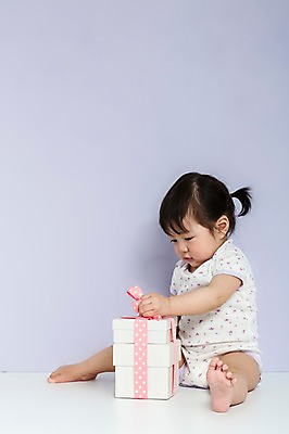 포토 JPG 스튜디오촬영 전신 응시 여자 어린이라이프 놀이 실내 선물 한명 사람 앉기 동양인 옆모습 선물상자 상자 한국인 아기 호기심 보라색배경 여자만 여자한명만 아기만 여자아기만 여자아기한명만 국내포토 1 라이프스타일 시선 감정 어린이 뷰포인트 백그라운드 컨셉 모션 인종 내부 보라색 파일형식