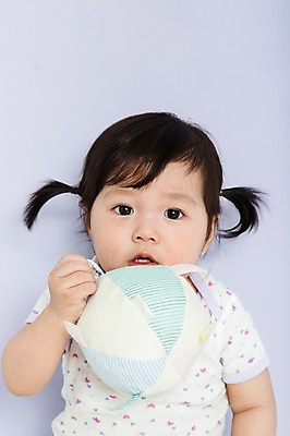 포토 JPG 스튜디오촬영 여자 어린이라이프 공 놀이 실내 한명 들기 사람 동양인 상반신 앞모습 장난감 놀이용품 한국인 아기 보라색배경 여자만 여자한명만 아기만 여자아기만 여자아기한명만 국내포토 1 라이프스타일 어린이 뷰포인트 백그라운드 모션 인종 내부 보라색 오브젝트 파일형식