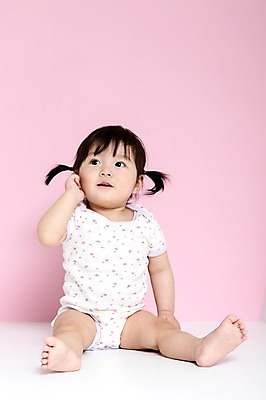 포토 JPG 스튜디오촬영 전신 응시 여자 어린이라이프 놀이 실내 한명 사람 앉기 동양인 앞모습 한국인 아기 전화놀이 여자만 여자한명만 아기만 여자아기만 여자아기한명만 분홍색배경 국내포토 1 라이프스타일 시선 어린이 뷰포인트 분홍색 백그라운드 모션 인종 내부 파일형식