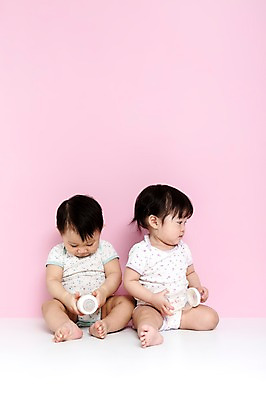 포토 JPG 스튜디오촬영 전신 응시 여자 남자 어린이라이프 실내 들기 사람 앉기 동양인 두명 앞모습 식사 한국인 아기 우유병 젖병 아기만 분홍색배경 국내포토 라이프스타일 시선 어린이 뷰포인트 분홍색 백그라운드 모션 병_용기 인종 내부 아기용품 우유 파일형식