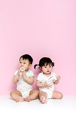 포토 JPG 스튜디오촬영 전신 여자 남자 어린이라이프 실내 들기 사람 앉기 동양인 두명 앞모습 식사 한국인 아기 우유병 젖병 물기 먹기 아기만 분홍색배경 국내포토 라이프스타일 어린이 뷰포인트 분홍색 백그라운드 모션 병_용기 인종 내부 아기용품 우유 파일형식