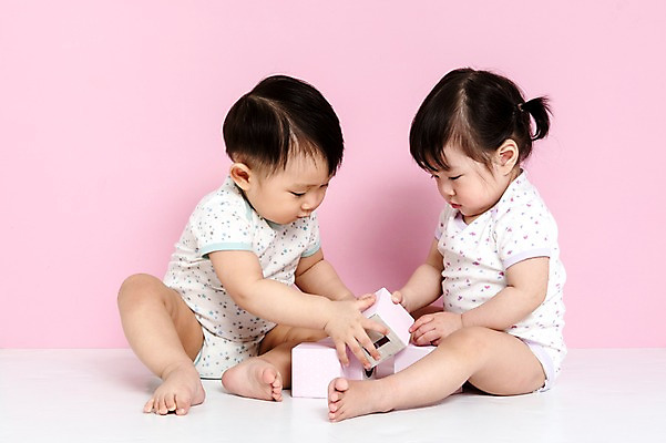 포토 JPG 스튜디오촬영 전신 여자 남자 어린이라이프 놀이 실내 사람 앉기 동양인 두명 옆모습 상자 장난감 놀이용품 블록 한국인 아기 아기만 분홍색배경 국내포토 라이프스타일 어린이 뷰포인트 분홍색 백그라운드 모션 인종 내부 오브젝트 파일형식