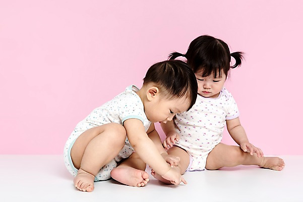 포토 JPG 스튜디오촬영 전신 응시 여자 남자 어린이라이프 놀이 실내 사람 앉기 동양인 두명 한국인 아기 아기만 분홍색배경 국내포토 라이프스타일 시선 어린이 분홍색 백그라운드 모션 인종 내부 파일형식