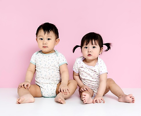 포토 JPG 스튜디오촬영 전신 여자 남자 어린이라이프 실내 사람 앉기 동양인 두명 앞모습 한국인 아기 아기만 분홍색배경 국내포토 라이프스타일 어린이 뷰포인트 분홍색 백그라운드 모션 인종 내부 파일형식