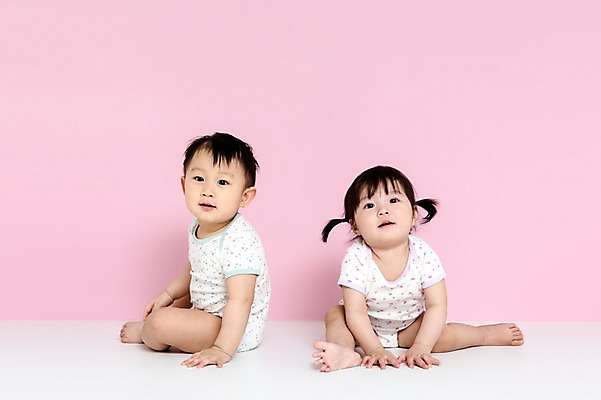 포토 JPG 스튜디오촬영 전신 여자 남자 어린이라이프 실내 미소 웃음 사람 앉기 동양인 두명 앞모습 한국인 아기 아기만 분홍색배경 국내포토 라이프스타일 어린이 뷰포인트 분홍색 백그라운드 모션 표정 인종 내부 파일형식