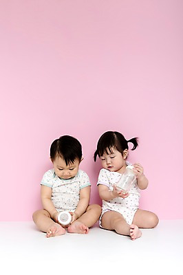 포토 JPG 스튜디오촬영 전신 여자 남자 어린이라이프 실내 들기 사람 앉기 동양인 두명 앞모습 식사 한국인 아기 우유병 젖병 아기만 분홍색배경 국내포토 라이프스타일 어린이 뷰포인트 분홍색 백그라운드 모션 병_용기 인종 내부 아기용품 우유 파일형식