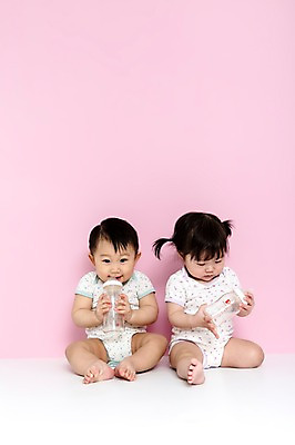 포토 JPG 스튜디오촬영 전신 여자 남자 어린이라이프 실내 들기 사람 앉기 동양인 두명 앞모습 식사 한국인 아기 우유병 젖병 물기 먹기 아기만 분홍색배경 국내포토 라이프스타일 어린이 뷰포인트 분홍색 백그라운드 모션 병_용기 인종 내부 아기용품 우유 파일형식