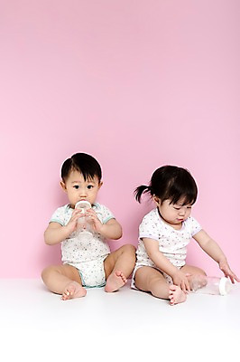 포토 JPG 스튜디오촬영 전신 여자 남자 어린이라이프 실내 들기 사람 앉기 동양인 두명 앞모습 식사 한국인 아기 우유병 젖병 물기 먹기 아기만 분홍색배경 국내포토 라이프스타일 어린이 뷰포인트 분홍색 백그라운드 모션 병_용기 인종 내부 아기용품 우유 파일형식