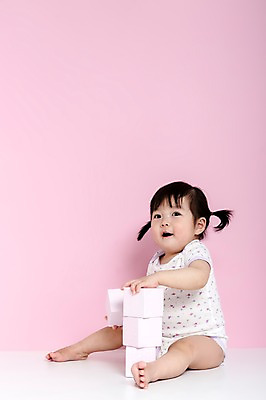 포토 JPG 스튜디오촬영 전신 응시 여자 어린이라이프 놀이 실내 한명 사람 앉기 동양인 옆모습 상자 장난감 쌓기 놀이용품 블록 한국인 아기 여자만 여자한명만 아기만 여자아기만 여자아기한명만 분홍색배경 국내포토 1 라이프스타일 시선 어린이 뷰포인트 분홍색 백그라운드 모션 인종 내부 오브젝트 파일형식