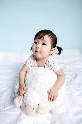 포토 JPG 스튜디오촬영 응시 여자 어린이라이프 인형 놀이 실내 한명 사람 앉기 동양인 상반신 앞모습 장난감 놀이용품 이불 한국인 아기 양 파란배경 인형놀이 양인형 여자만 여자한명만 아기만 여자아기만 여자아기한명만 국내포토 1 라이프스타일 시선 어린이 뷰포인트 백그라운드 포유류 침구 모션 인종 내부 파란색 오브젝트 파일형식