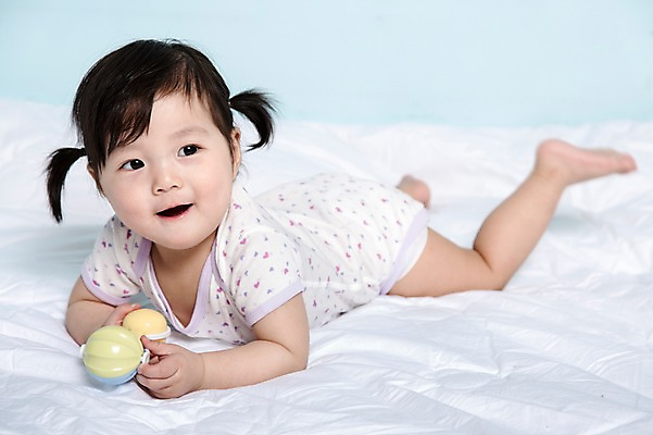 포토 JPG 스튜디오촬영 전신 여자 어린이라이프 엎드리기 놀이 실내 한명 미소 웃음 들기 사람 동양인 앞모습 눕기 장난감 놀이용품 이불 한국인 아기 파란배경 딸랑이 여자만 여자한명만 아기만 여자아기만 여자아기한명만 국내포토 1 라이프스타일 어린이 뷰포인트 백그라운드 침구 모션 표정 인종 내부 파란색 아기용품 오브젝트 파일형식