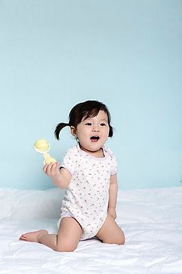 포토 JPG 스튜디오촬영 전신 응시 여자 어린이라이프 놀이 실내 한명 미소 웃음 들기 사람 앉기 동양인 앞모습 장난감 놀이용품 이불 한국인 아기 파란배경 딸랑이 여자만 여자한명만 아기만 여자아기만 여자아기한명만 국내포토 1 라이프스타일 시선 어린이 뷰포인트 백그라운드 침구 모션 표정 인종 내부 파란색 아기용품 오브젝트 파일형식