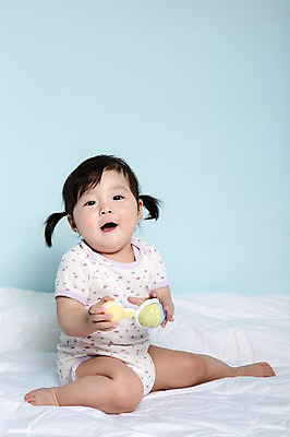 포토 JPG 스튜디오촬영 전신 여자 어린이라이프 놀이 실내 한명 들기 사람 앉기 동양인 앞모습 장난감 놀이용품 이불 한국인 아기 파란배경 딸랑이 여자만 여자한명만 아기만 여자아기만 여자아기한명만 국내포토 1 라이프스타일 어린이 뷰포인트 백그라운드 침구 모션 인종 내부 파란색 아기용품 오브젝트 파일형식