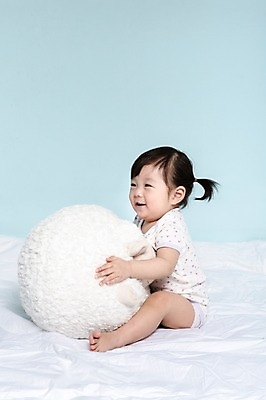 포토 JPG 스튜디오촬영 전신 응시 여자 어린이라이프 인형 놀이 실내 한명 미소 웃음 사람 앉기 동양인 옆모습 장난감 놀이용품 이불 한국인 아기 양 파란배경 인형놀이 양인형 여자만 여자한명만 아기만 여자아기만 여자아기한명만 국내포토 1 라이프스타일 시선 어린이 뷰포인트 백그라운드 포유류 침구 모션 표정 인종 내부 파란색 오브젝트 파일형식