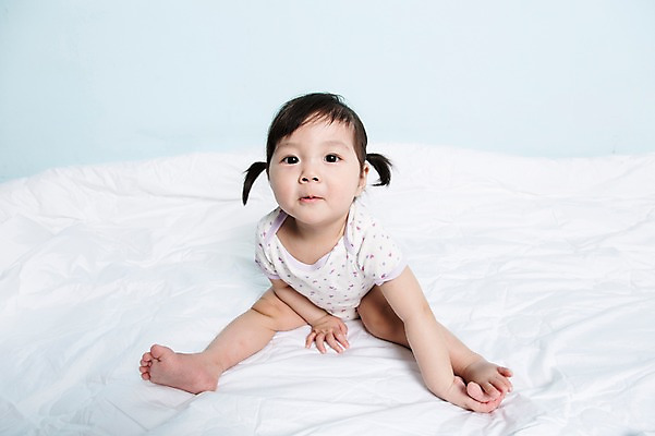 포토 JPG 스튜디오촬영 전신 여자 어린이라이프 실내 한명 사람 앉기 동양인 앞모습 이불 한국인 아기 파란배경 여자만 여자한명만 아기만 여자아기만 여자아기한명만 국내포토 1 라이프스타일 어린이 뷰포인트 백그라운드 침구 모션 인종 내부 파란색 파일형식