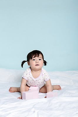 포토 JPG 스튜디오촬영 전신 응시 여자 어린이라이프 놀이 실내 한명 사람 앉기 동양인 앞모습 상자 장난감 놀이용품 블록 이불 한국인 아기 파란배경 여자만 여자한명만 아기만 여자아기만 여자아기한명만 국내포토 1 라이프스타일 시선 어린이 뷰포인트 백그라운드 침구 모션 인종 내부 파란색 오브젝트 파일형식