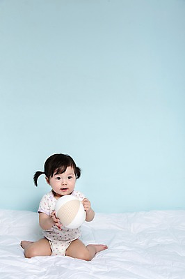 포토 JPG 스튜디오촬영 전신 여자 어린이라이프 공 놀이 실내 한명 들기 사람 앉기 동양인 앞모습 장난감 놀이용품 이불 한국인 아기 파란배경 영 여자만 여자한명만 아기만 여자아기만 여자아기한명만 국내포토 1 라이프스타일 어린이 뷰포인트 백그라운드 침구 모션 인종 내부 파란색 숫자 오브젝트 파일형식